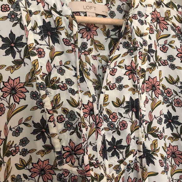 LOFT Feminine and Flowy Floral Blouse - Picture 3 of 6